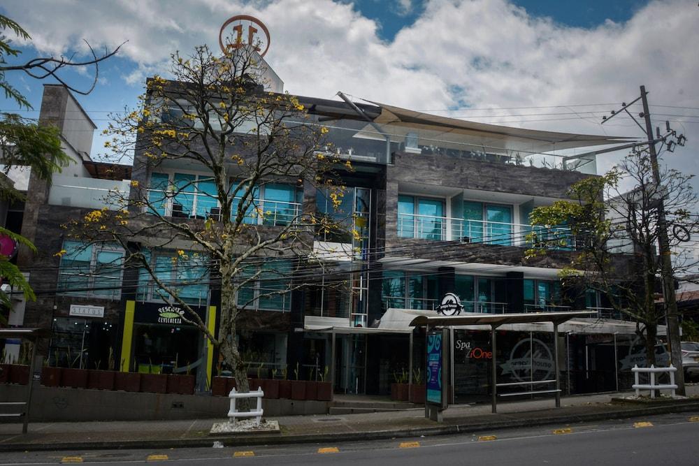 兹万豪华酒店 佩雷拉 外观 照片
